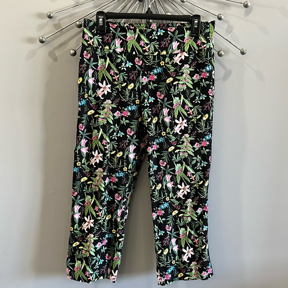 Roz & Ali Black Floral Capri Pants Size 6 Great Pre-Owned Condition